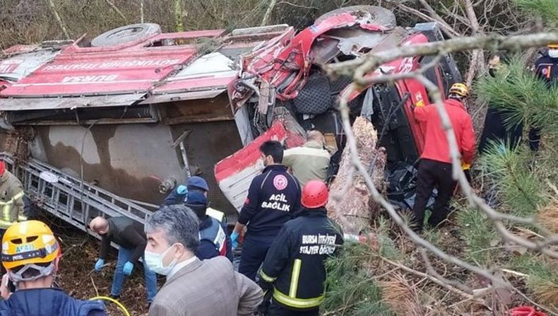 Göreve giden itfaiye aracı devrildi: 4 personel hayatını kaybetti