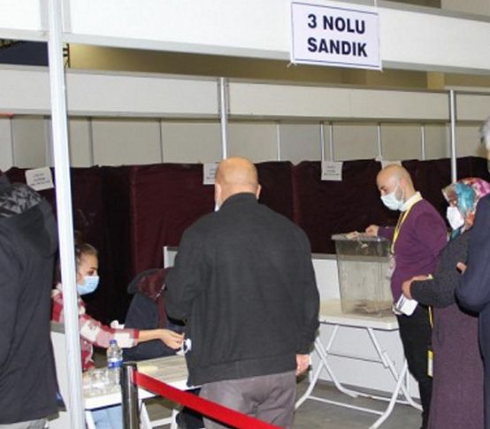 İzmir'in şoförleri yeni başkanları için sandık başında