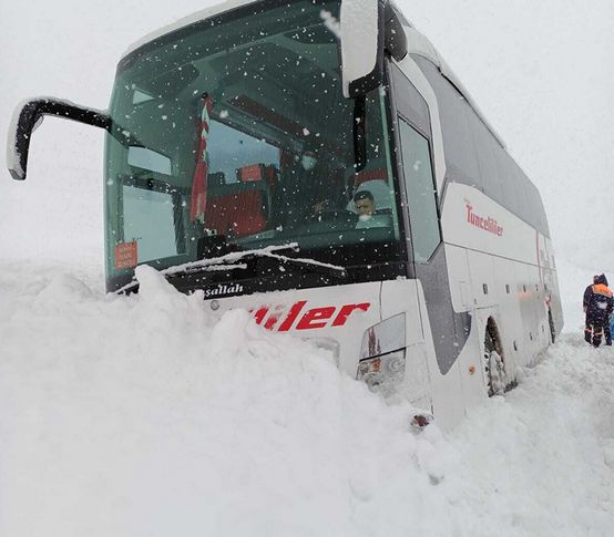 İzmir-Tunceli seferini yapan yolcu otobüsü kara saplandı