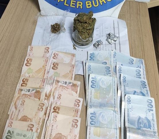 Polisi görünce uyuşturucu dolu kavanozu dışarı attı