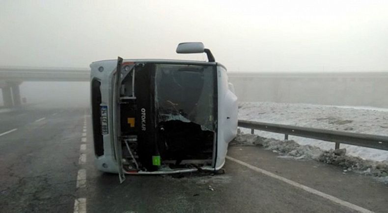 Polisleri taşıyan servis devrildi: Çok sayıda yaralı