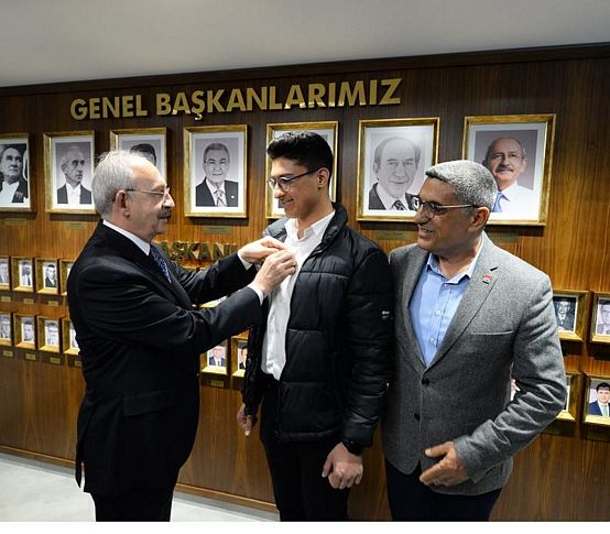 CHP'ye üye oldu: Rozetini Kılıçdaroğlu taktı