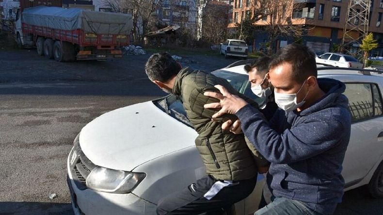 AK Parti binasının çatısına çıkıp Erdoğan'a hakaret etti, tutuklandı