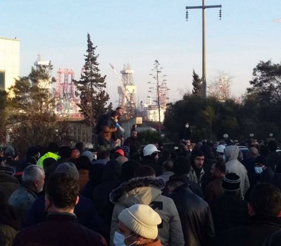 Aliağa'da gemi söküm işçileri iş bıraktı