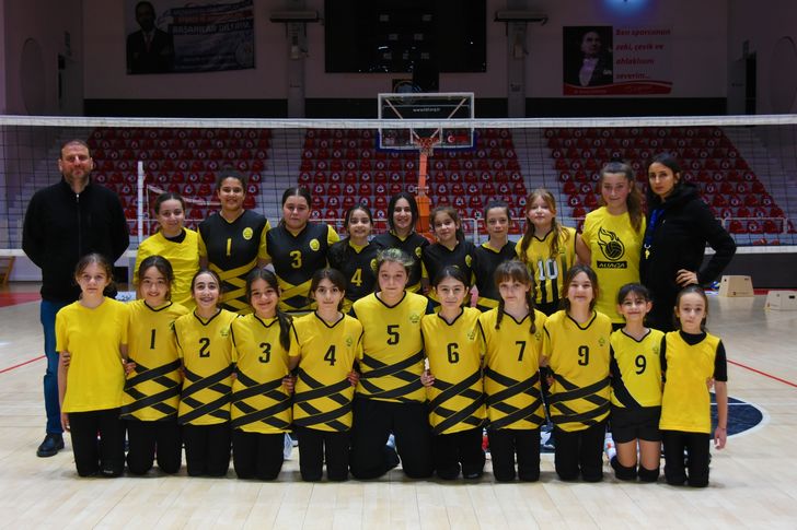 Aliağa’nın mini voleybolcuları başarılarına yenisini ekledi