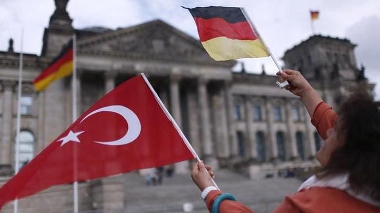 Almanya, Türkler’e ‘çifte vatandaşlığı’ yasaklıyor