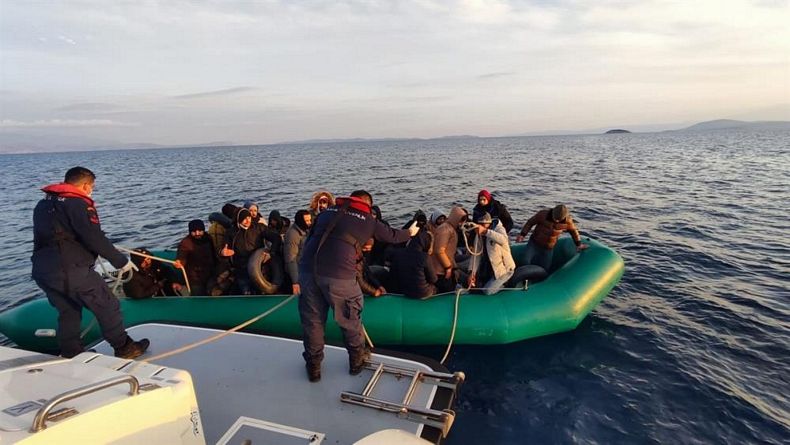 Arızalanan lastik bottaki göçmenlerin imdadına Sahil Güvenlik yetişti