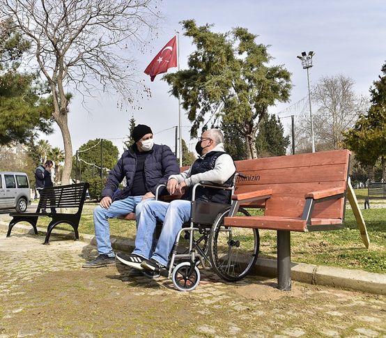 Bornova'nın parklarına 'engelsiz' dokunuş