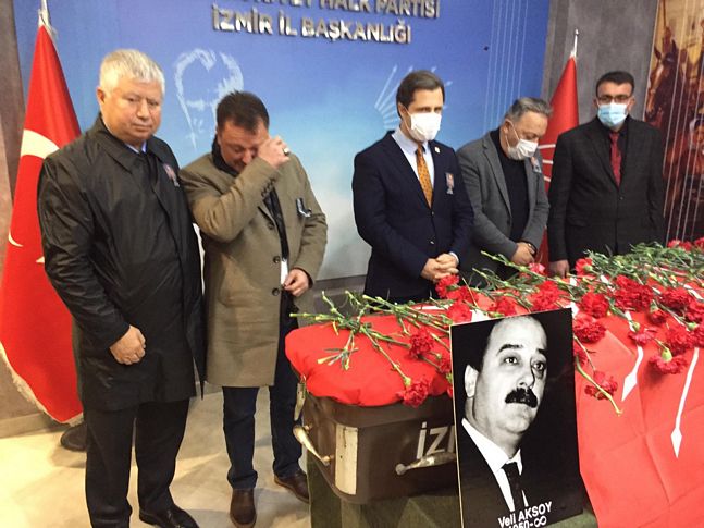 CHP İzmir’den Veli Aksoy’a duygulandıran veda: Serdar Aksoy gözyaşlarını tutamadı