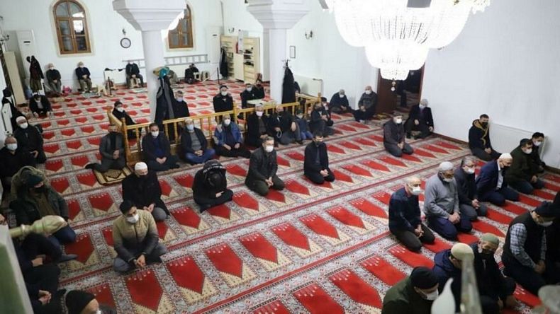 Erdoğan çiftinin sağlığı için camide namaz kılıp dua ettiler