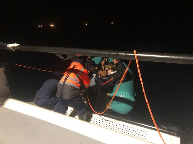 İzmir açıklarında 21 göçmen kurtarıldı, 15 göçmen yakalandı