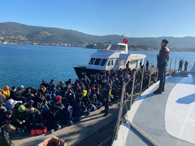 İzmir açıklarında İHA'lı operasyon: 197 göçmen yakalandı