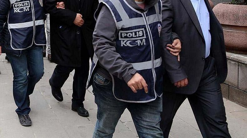 İzmir'de FETÖ operasyonu: 8 tutuklama