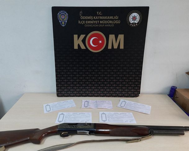 İzmir'de tefeci operasyonunda çok sayıda senet ele geçirildi