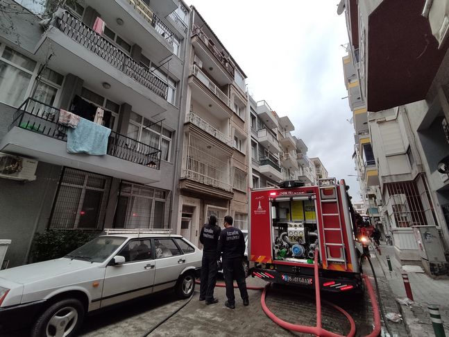 İzmir’de 4 katlı binada yangın paniği
