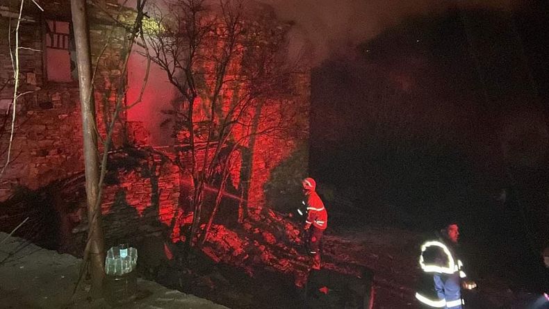 İzmir’de müstakil taş ev çıkan yangında çöktü: 1 ölü