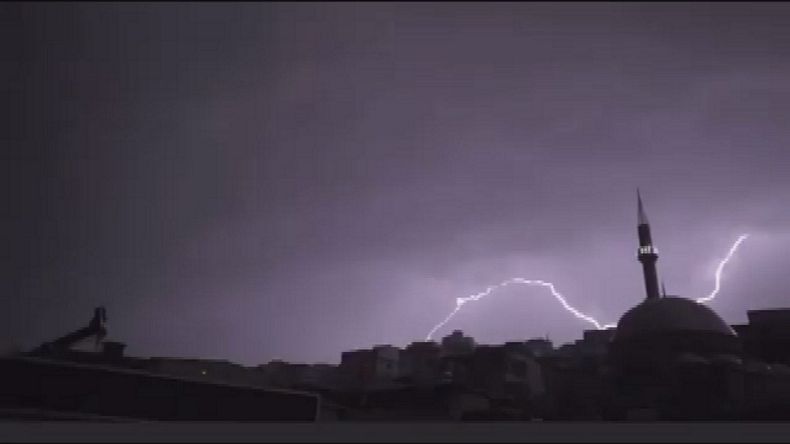 İzmir’de şimşekler görsel şölen oluşturdu