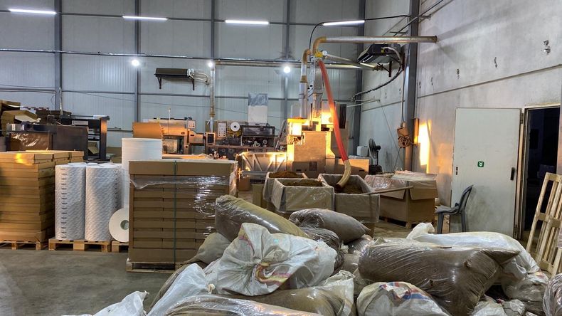İzmir’de tarihi kaçak sigara operasyonu: Fabrika kurmuşlar