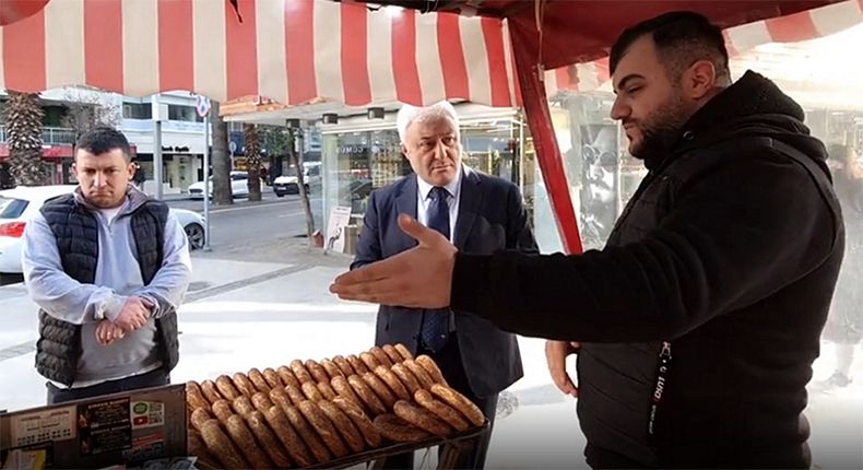 İzmirli simitçi, CHP'li Özkan'a dert yandı: Bırakmayı düşünüyoruz