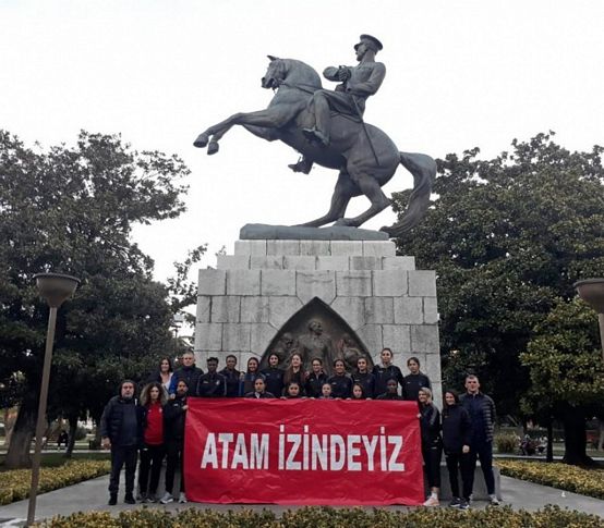 Konak Belediyesporlular galibiyet sonrası Ata’sına koştu