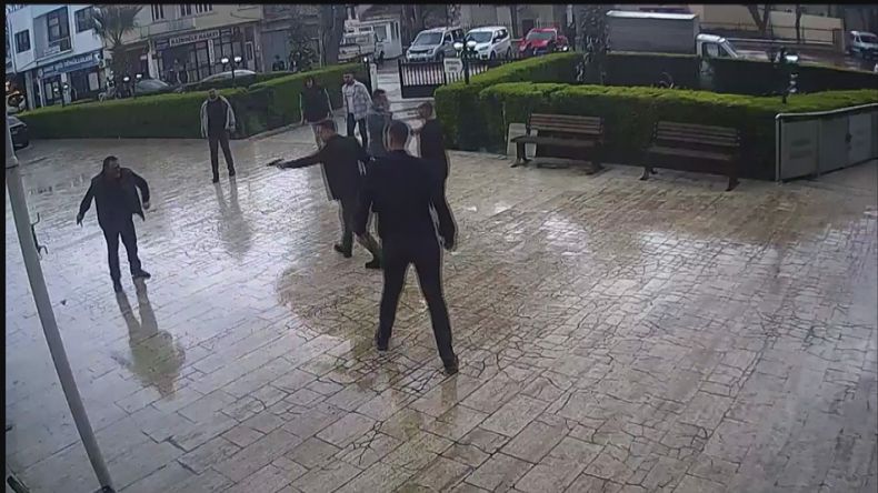 Menemen Belediyesi'nde bir kişinin bacağından vurulduğu o anlar güvenlik kamerasında