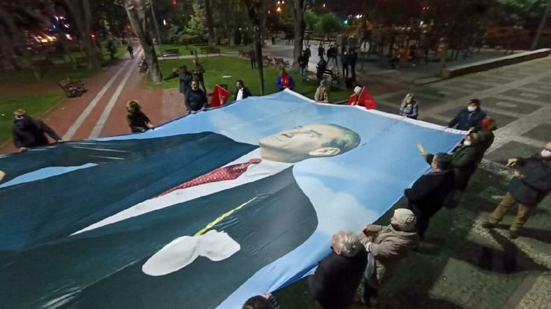 Nöbet sürüyor! Atatürk'ün dev posterini açtılar