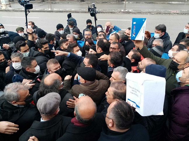 'Öğretmenlik Meslek Kanunu' protestosuna polis engeli