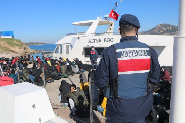 Organizatörler tespit ediklerini anlayınca göçmenleri beklemeden hareket etmişler