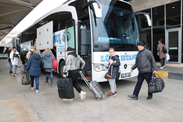 Ukrayna'dan tahliye edilen ilk kafile Türkiye'de