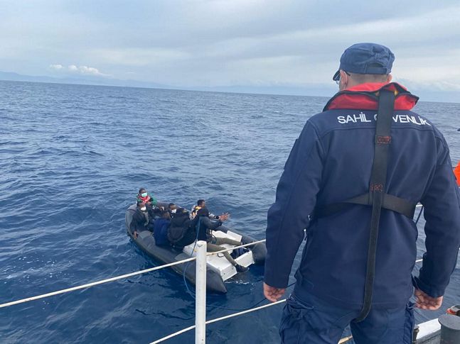 Yunanistan unsurlarınca geri itilen 7 göçmen kurtarıldı