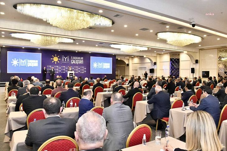 Akşener, partisinin il başkanlarıyla bir araya geldi