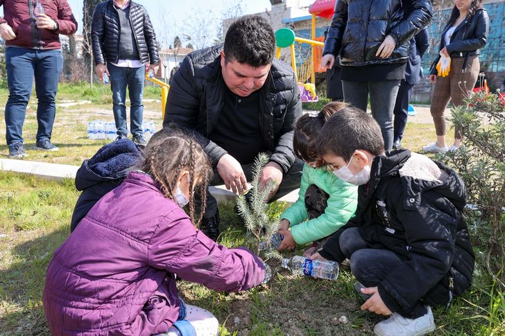 Başkan Kılıç Bucalı miniklerle fidan dikti