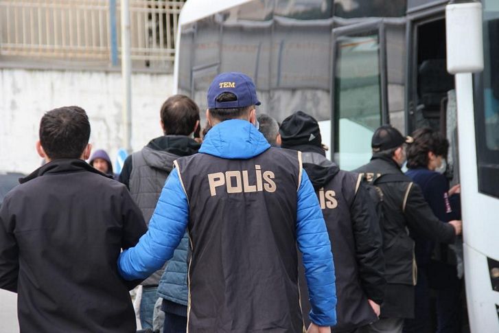 İzmir'de FETÖ operasyonu: 12 tutuklama