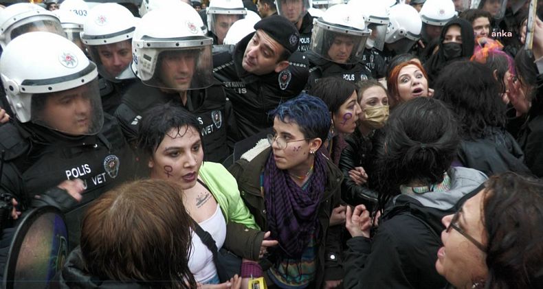 İzmir'de kadınlar direndi! Polis barikatı kaldırdı