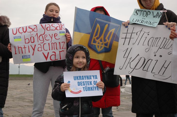 İzmir'de yaşayan Ukraynalılardan 'Rusya' protestosu