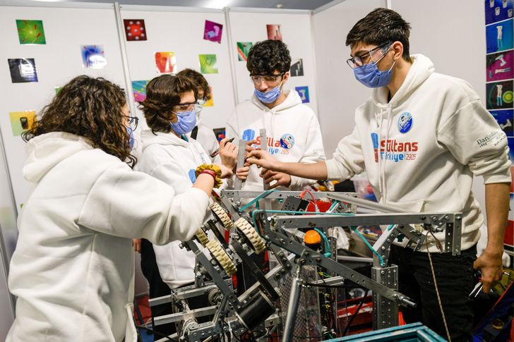 İzmir uluslararası robot yarışmasına ev sahipliği yapıyor