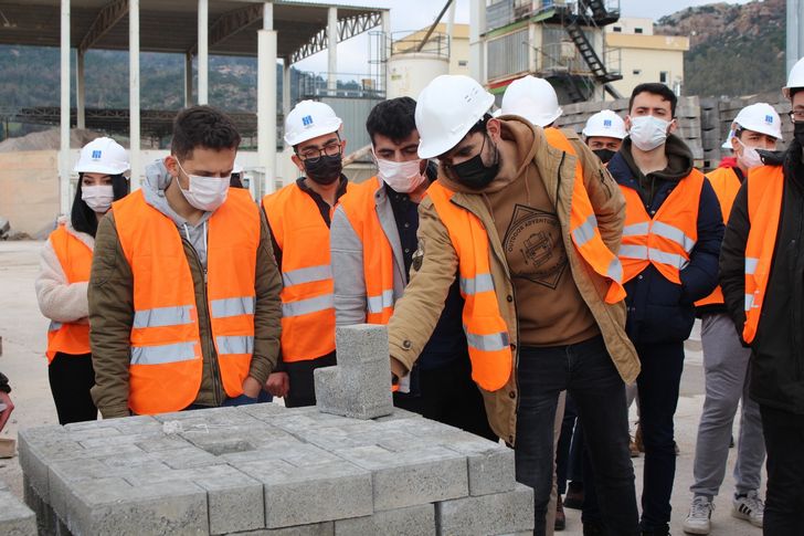 Karşıyaka Belediyesi geleceğin inşaat mühendislerini ağırladı