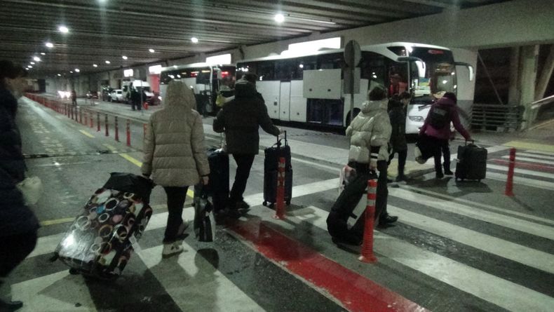 Savaştan kaçan kadın ve çocuklar İzmir'e geldi