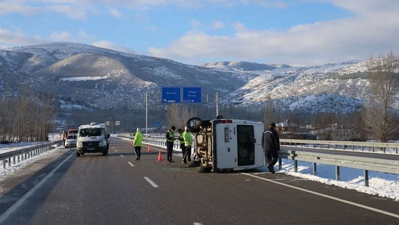 Servis aracı devrildi! Bir asker şehit, 3 asker yaralı