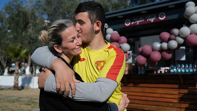 ‘Zeytin Cafe’ Berker ve annesine emanet