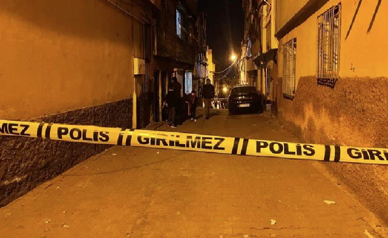 Çatışmanın arasında kaldı! Evinin önünde öldürüldü
