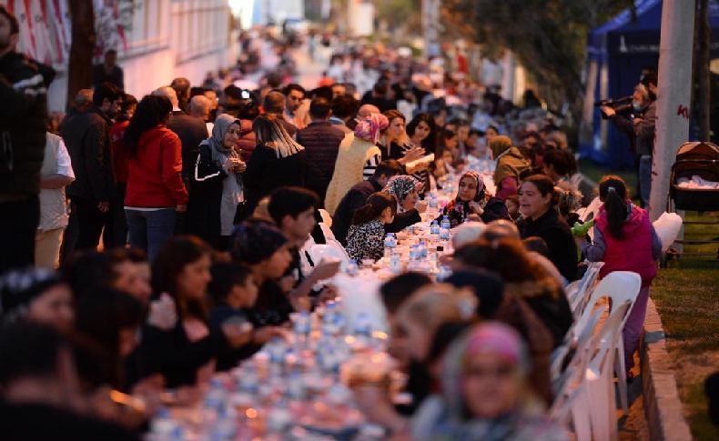 CHP İzmir ‘Halkın İftar Sofrası'nı Konak’ta kurdu!