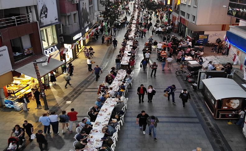 Karşıyaka Çarşı'da 5 bin kişilik iftar