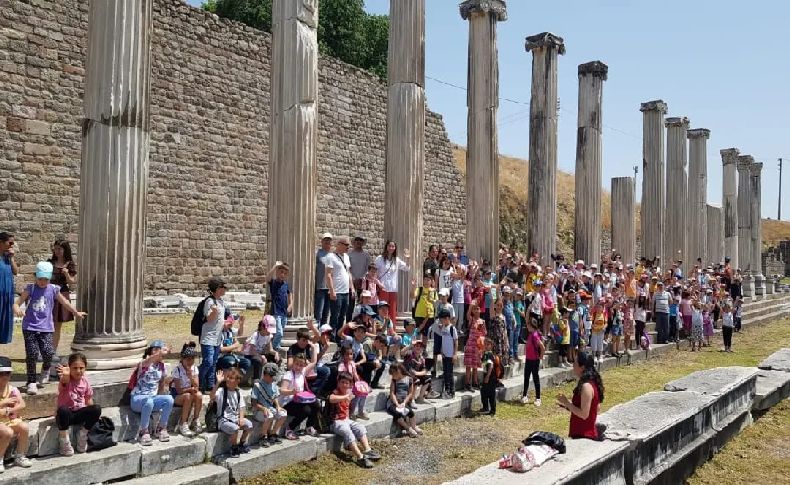 İlkokul öğrencileri Bergama tarihini öğreniyor