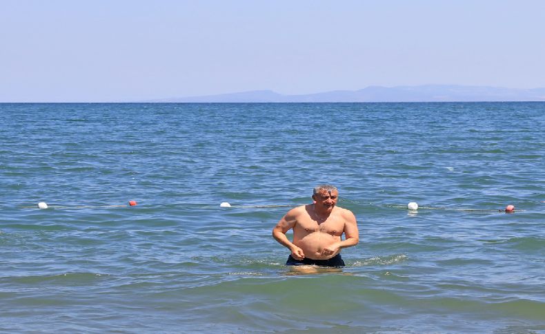 Başkan İnce Körfezin ilk mavi bayraklı plajında denize girdi