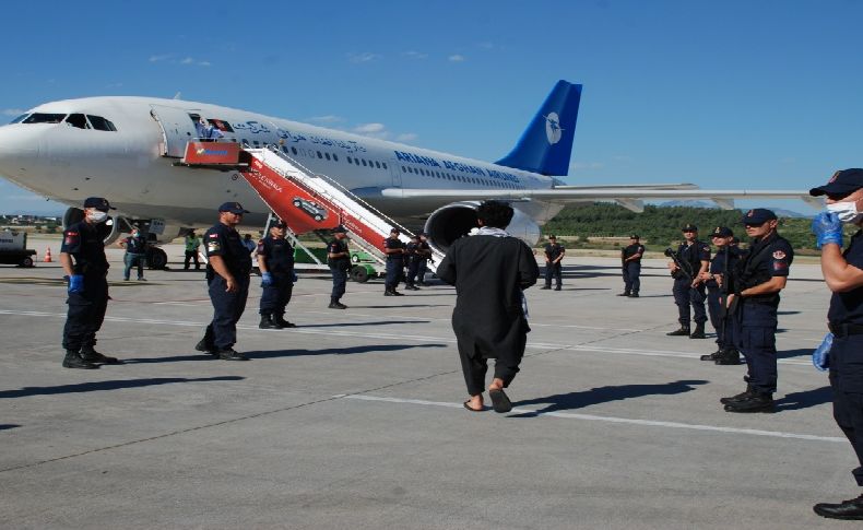 İzmir’de 226 Afgan göçmen sınır dışı edildi