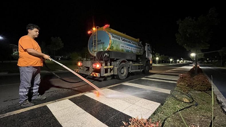 Aliağa’da cadde, sokak ve ibadethaneler bayrama hazır