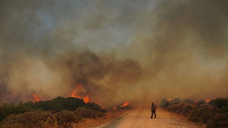 Çeşme'de makilik alanda korkutan yangınlar