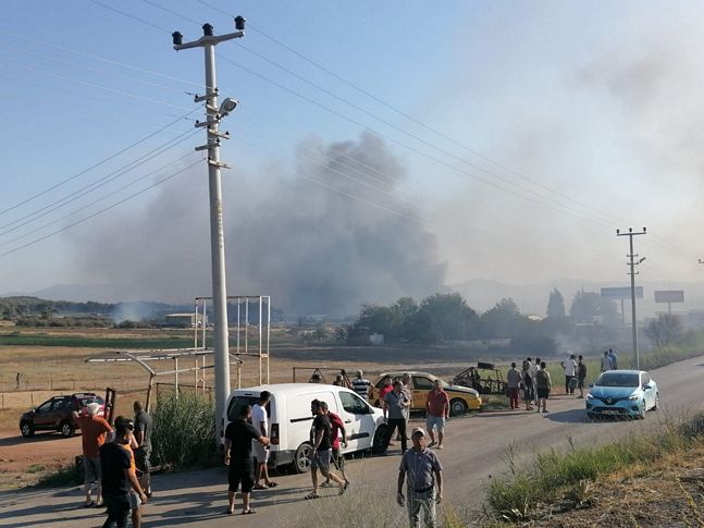 İzmir'de orman yangını fabrikalara sıçradı