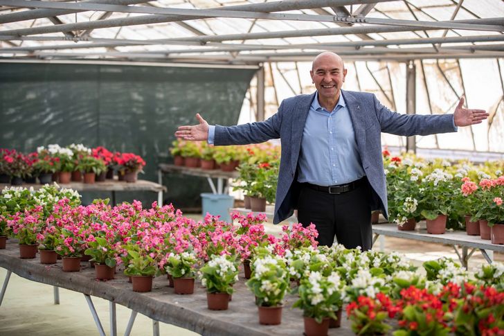 İzmir'in gurur günü; Bademler’in çiçekleri Royal Flora Holland’da satışa sunuldu